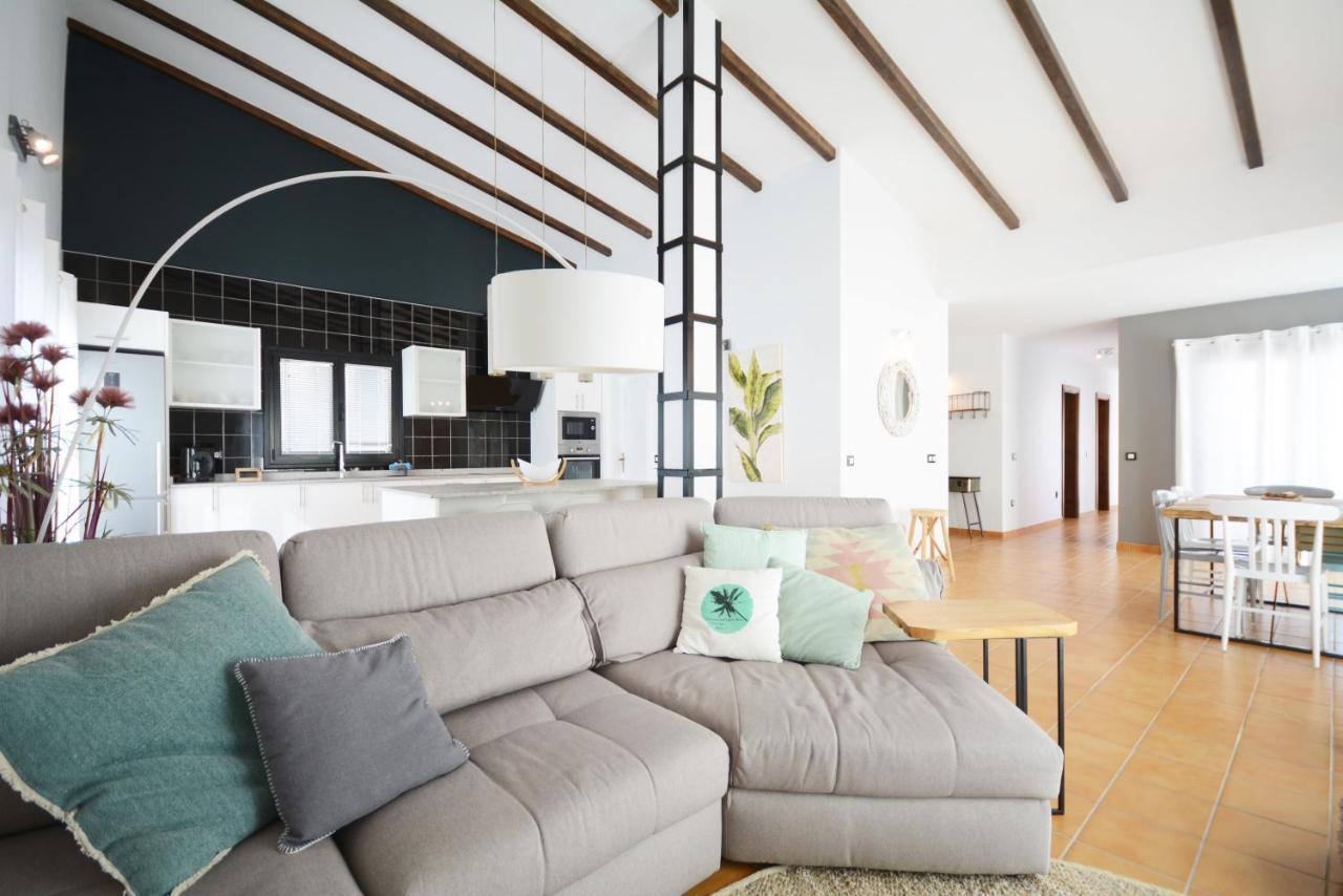 Beautiful Spacious Villa With Private Heated Pool In Лахарес Экстерьер фото