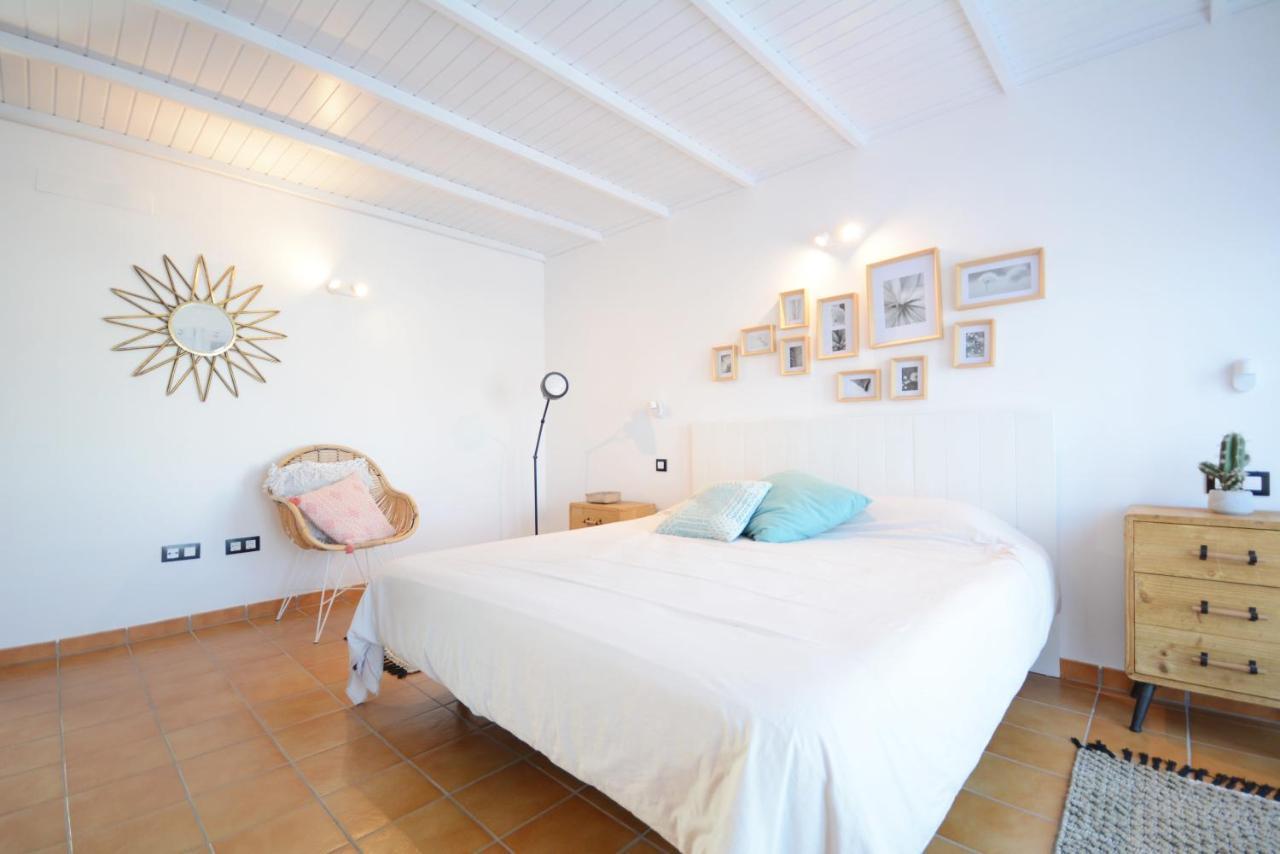 Beautiful Spacious Villa With Private Heated Pool In Лахарес Экстерьер фото