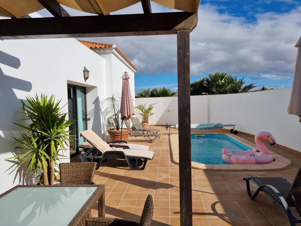 Beautiful Spacious Villa With Private Heated Pool In Лахарес Экстерьер фото